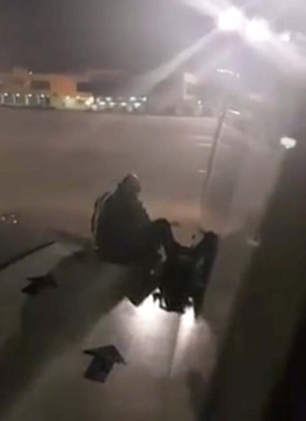 波兰男子犯哮喘从飞机逃生门跳出遭逮捕