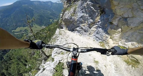 男子阿尔卑斯山俯冲骑行 第一视角体验惊险刺激
