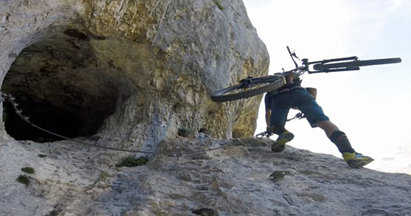 男子阿尔卑斯山俯冲骑行 第一视角体验惊险刺激