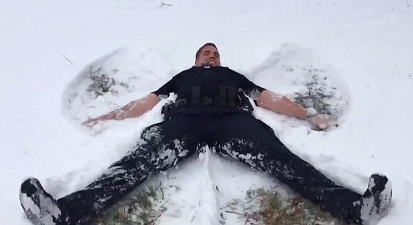 美警察发起“雪地天使挑战”意外获市长响应