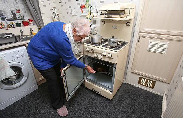 罕见！英国一“古董”烤箱已使用59年 仍正常工作