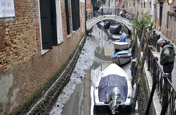 威尼斯遇罕见低潮 河道水位告急游船停运