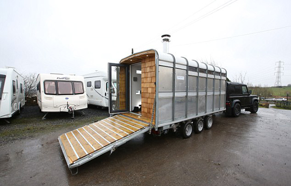 英国夫妻将运牲畜拖车改装成舒适大篷车
