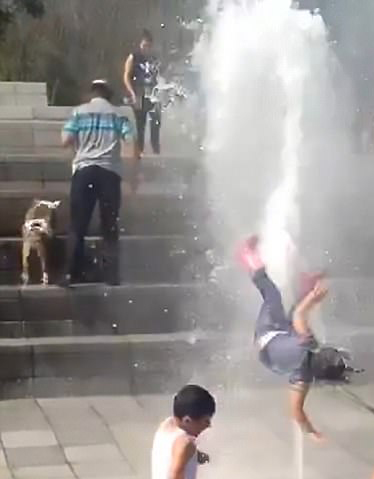 惊魂一幕！墨西哥女童被喷泉喷起后落地幸无碍