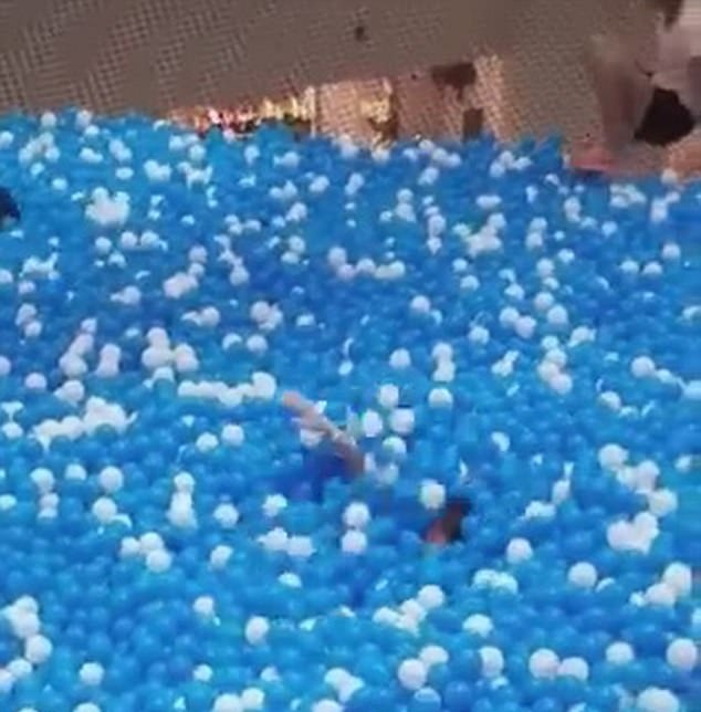 新加坡一母子玩海洋球险被“淹没”挥手呼救