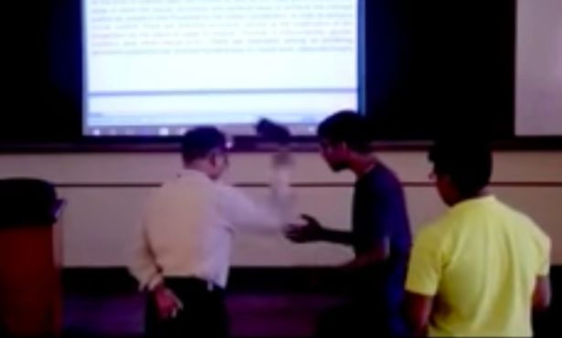 印度大学老师课堂上怒摔学生手机引围观