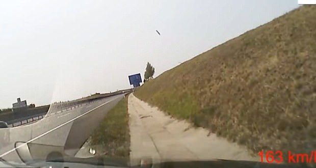 惊险！实拍匈牙利男子高速路开车时睡着冲出路障