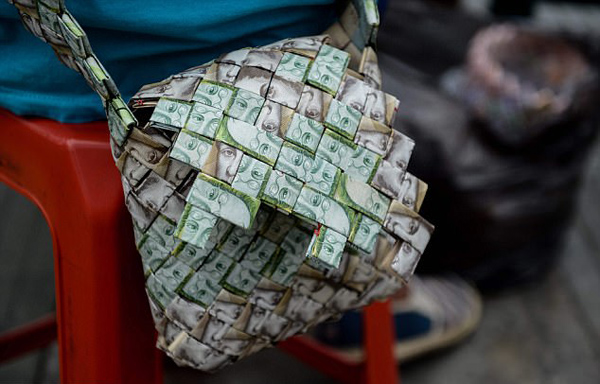 委内瑞拉通胀严重货币贬值 民众将纸币制成小饰品