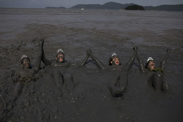 巴西海滩泥浆节参与者全身涂满泥浆酣畅狂欢