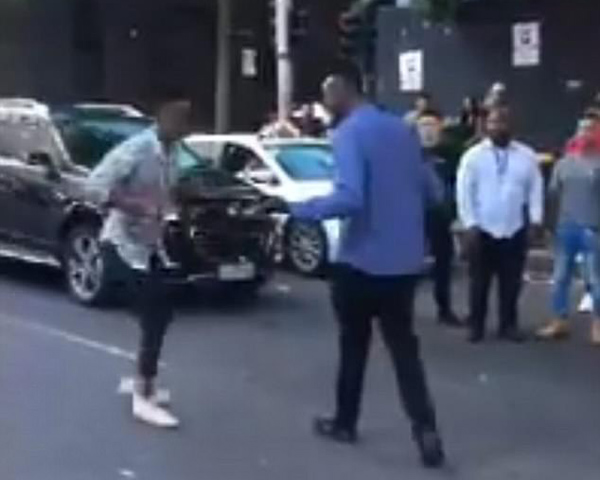 澳大利亚两男子酗酒斗殴 导致交通堵塞