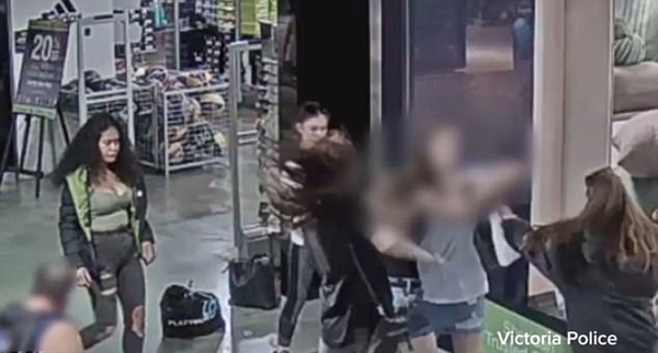 震惊！澳大利亚四女子商场暴力抢劫两女孩