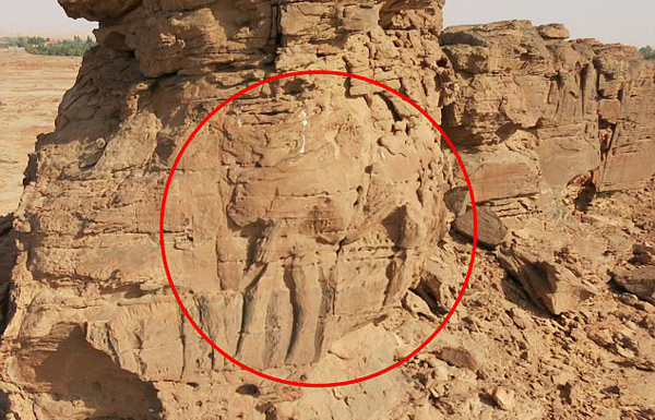 沙特阿拉伯沙漠中惊现骆驼雕塑 已存在2千年