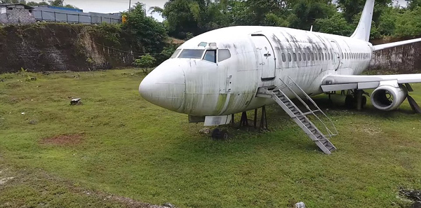 神秘波音飞机被弃巴厘岛 引众多游客前往参观