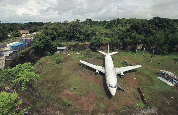 神秘波音飞机被弃巴厘岛 引众多游客前往参观