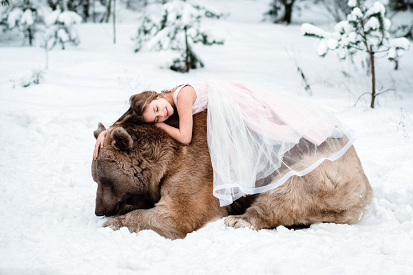 俄罗斯600斤大灰熊与小女孩拍唯美照片