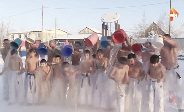 战斗民族！俄10名儿童零下35度开展冰桶挑战