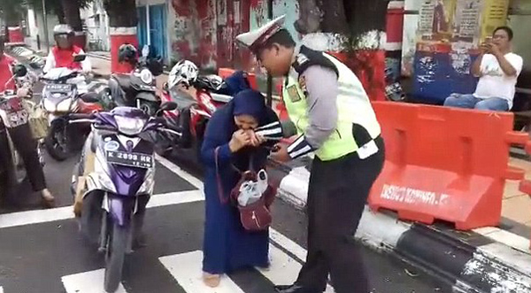 滑稽！印尼中年妇女因交不起罚款咬伤交警