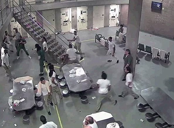 芝加哥监狱16名囚犯群殴 或将面临刑期延长