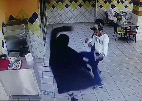 沙特女顾客莫名攻击厨师 身手敏捷表现强势