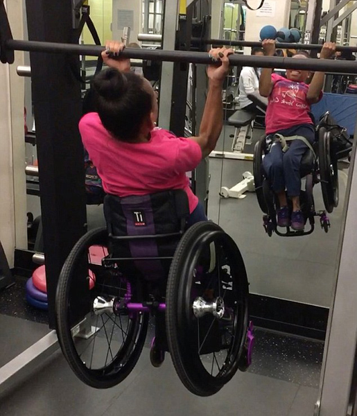 毅力惊人！美残疾女子带轮椅做引体向上引关注