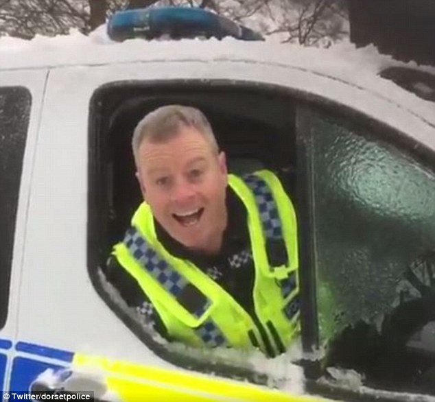 滑稽！英一警察用头撞去车窗冰块视频走红网络