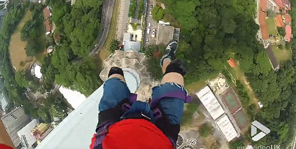 心跳加速！极限爱好者挑战421米摩天大楼上跳伞
