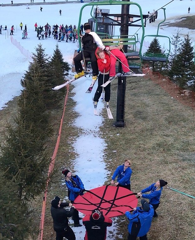 美女孩从7.6米滑雪索道坠落 工作人员用防水布接住