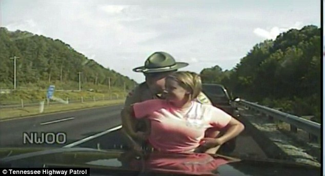 美国女车主违规驾车被拦停搜身 指控交警性骚扰