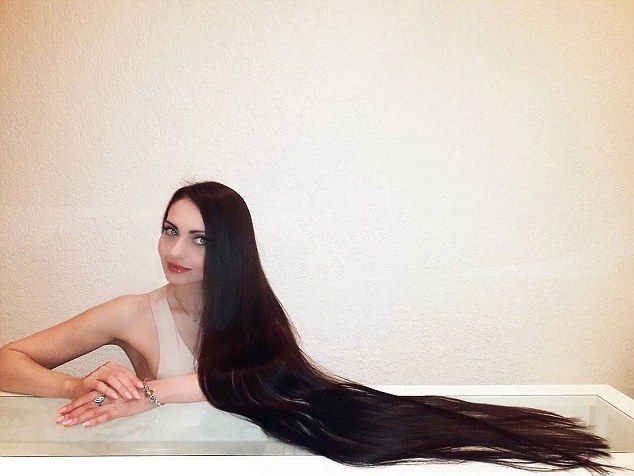 俄真人版“长发公主”秀1.5米长发 分享护发秘诀